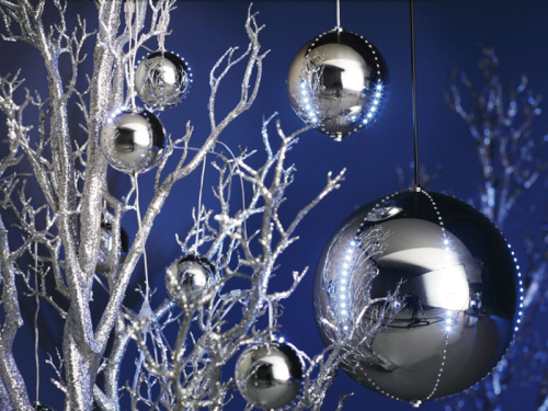Weihnachtskugel, silber, groß - mit bezauberndem Schneefall-Effekt